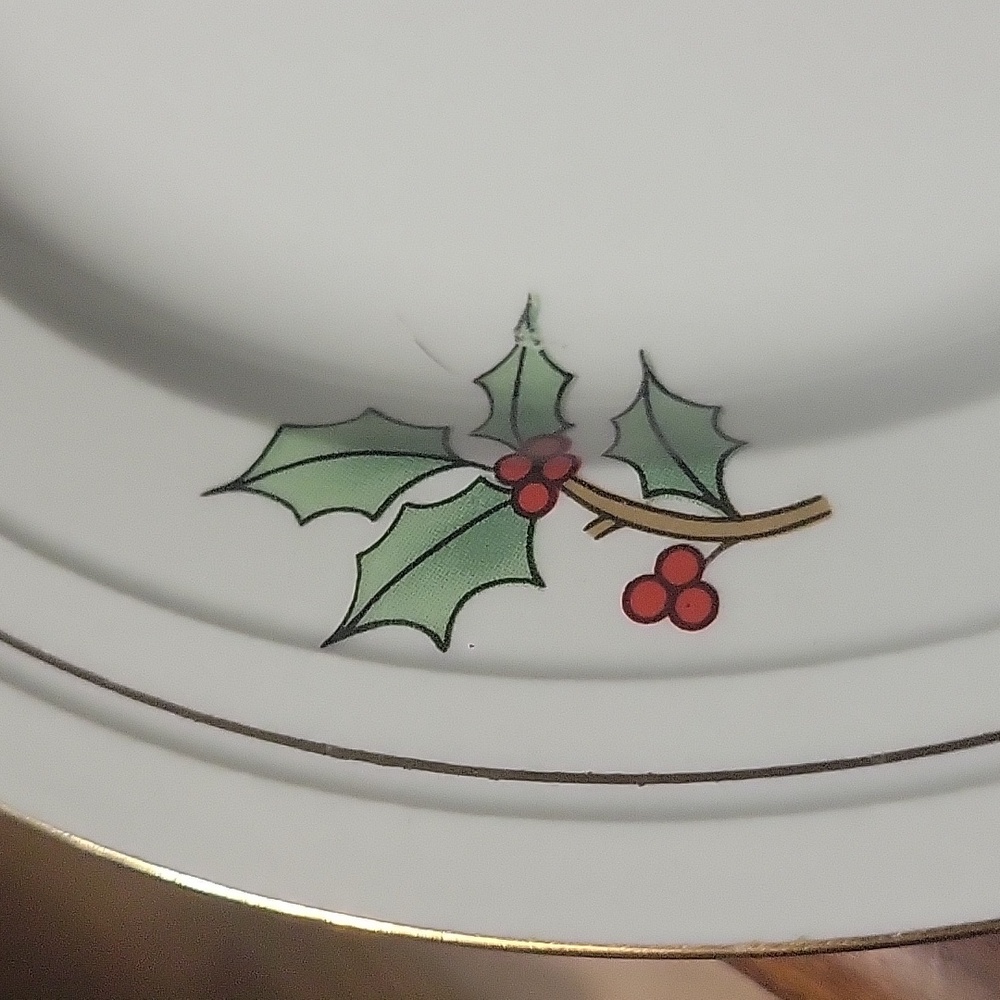 Vtg 90's Holiday Hostess 8 1/4" Salad Plate Tienshen Christmas Tree Holly Gold - Picture 4 of 4